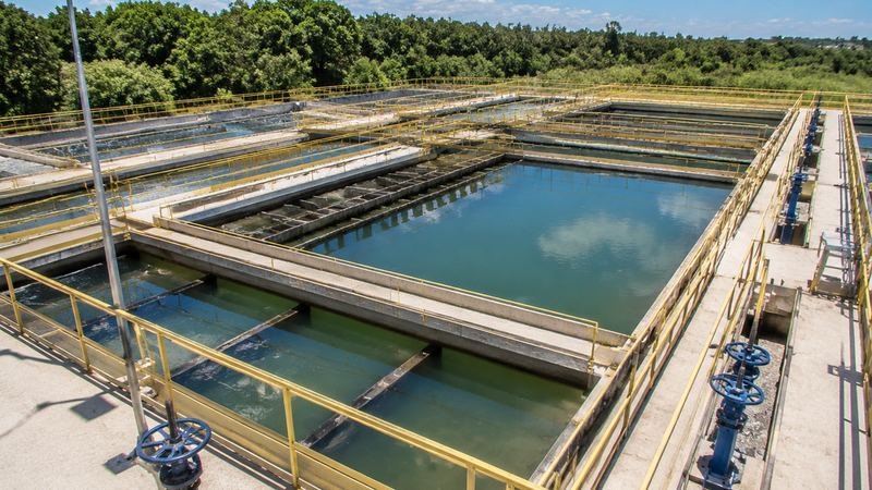 Vista aérea de tanques de decantação e floculação de estação de tratamento de água industrial