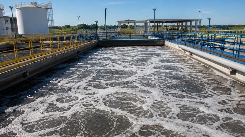 Tanque de tratamento biológico de efluentes com aeração e formação de espuma na superfície