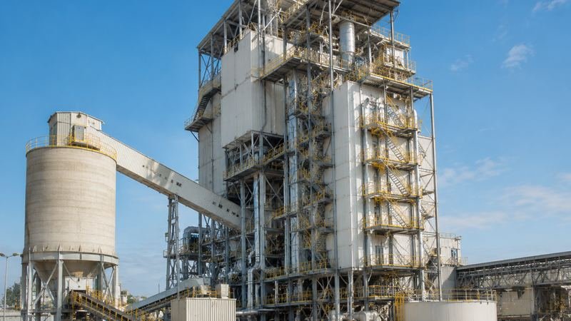 Caldeira aquatubular industrial de grande porte, vista externa da estrutura em planta bem conservada